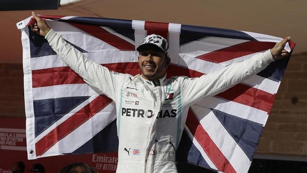 Hrdý šampion. Lewis Hamilton se pošesté v kariéře stal mistrem světa formule 1. Hrdý šampion. Lewis Hamilton se pošesté v kariéře stal mistrem světa formule 1.