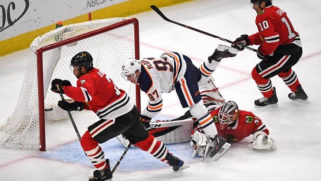 Connor McDavid (97) se snaží překonat gólmana Chicaga Antona Forsberga. Connor McDavid (97) se snaží překonat gólmana Chicaga Antona Forsberga.