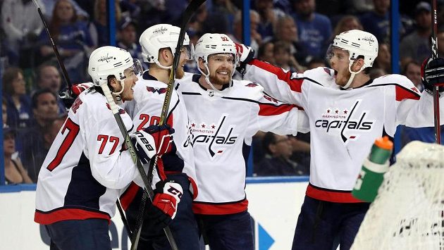 Washingtonský Lars Eller (druhý zleva) se raduje se spoluhráči po gólu proti Tampě Washingtonský Lars Eller (druhý zleva) se raduje se spoluhráči po gólu proti Tampě