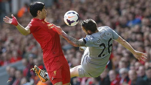 Luis Suárez z Liverpoolu v souboji s Mathieuem Debuchym (vpravo) z Newcastlu. Luis Suárez z Liverpoolu v souboji s Mathieuem Debuchym (vpravo) z Newcastlu.