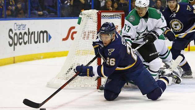 Aleš Hemský (83) z Dallasu a Paul Stastny ze St. Louis. Aleš Hemský (83) z Dallasu a Paul Stastny ze St. Louis.