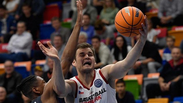 Kameron Taylor z Bambergu a Jaromír Bohačík z Nymburka v akci během 1. kola skupiny C basketbalové Ligy mistrů. Kameron Taylor z Bambergu a Jaromír Bohačík z Nymburka v akci během 1. kola skupiny C basketbalové Ligy mistrů.