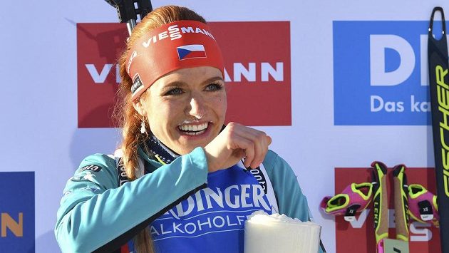 Gabriela Koukalová s pivem na stupních vítězů po triumfu ve sprintu na MS v Hochfilzenu. Gabriela Koukalová s pivem na stupních vítězů po triumfu ve sprintu na MS v Hochfilzenu.