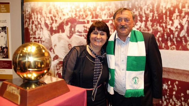 Antonín Panenka a europoslankyně Michaela Šojdrová stojí u Zlatého míče Josefa Masopusta, který je od 7. června vystaven v sídle Evropského parlamentu ve Štrasburku. Antonín Panenka a europoslankyně Michaela Šojdrová stojí u Zlatého míče Josefa Masopusta, který je od 7. června vystaven v sídle Evropského parlamentu ve Štrasburku.