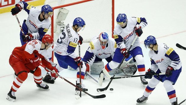 Dán Mikkel Boedker bojuje s přesilou korejských hráčů. Dán Mikkel Boedker bojuje s přesilou korejských hráčů.
