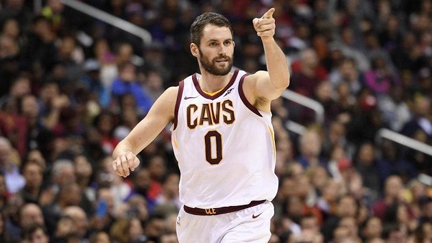 Basketbalista Clevelandu Cavaliers Kevin Love (0) v duelu proti Washingtonu Wizards. Basketbalista Clevelandu Cavaliers Kevin Love (0) v duelu proti Washingtonu Wizards.