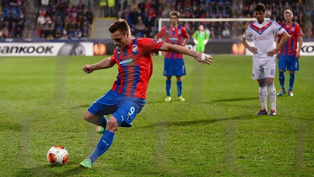 Útočník Plzně Stanislav Tecl kope penaltu kterou neproměnil během odvetného utkání osmifinále Evropské ligy proti Lyonu. Útočník Plzně Stanislav Tecl kope penaltu kterou neproměnil během odvetného utkání osmifinále Evropské ligy proti Lyonu.