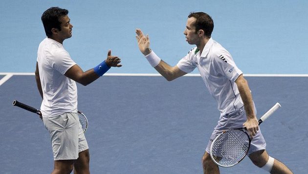 Radek Štěpánek a Leander Paes během zápasu se španělskou dvojicí Marcel Granollers a Marc Lopez. Radek Štěpánek a Leander Paes během zápasu se španělskou dvojicí Marcel Granollers a Marc Lopez.