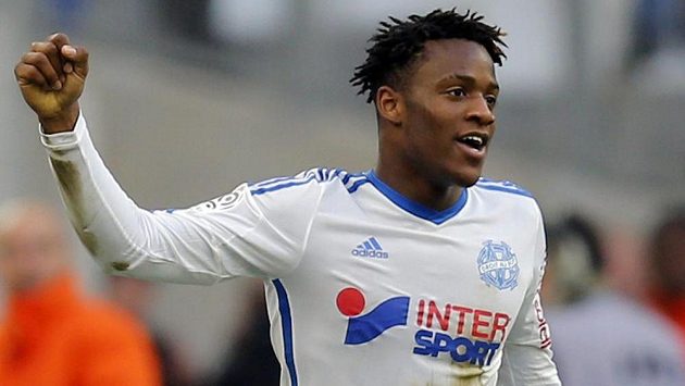 Útočník Marseille Michy Batshuayi slaví gól proti Lille. Útočník Marseille Michy Batshuayi slaví gól proti Lille.