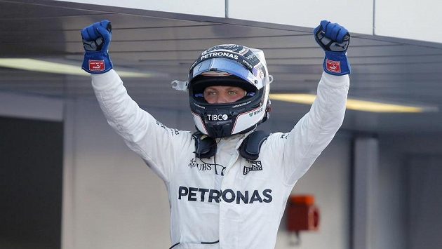 Fin Valtteri Bottas poprvé v kariéře prožívá vítěznou radost v F1, poté co ovládl Velkou cenu Ruska. Fin Valtteri Bottas poprvé v kariéře prožívá vítěznou radost v F1, poté co ovládl Velkou cenu Ruska.