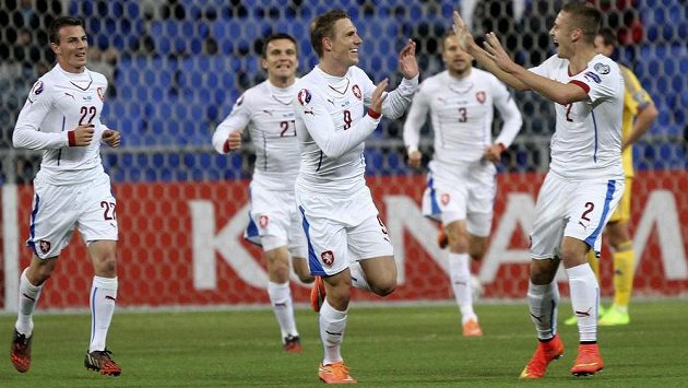 Čeští fotbalisté slaví gól v síti Kazachstánu. Čeští fotbalisté slaví gól v síti Kazachstánu.