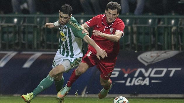 Záložník Bohemians Jakub Rada (vlevo) a obránce Zbrojovky Jan Malík bojují o míč. Záložník Bohemians Jakub Rada (vlevo) a obránce Zbrojovky Jan Malík bojují o míč.