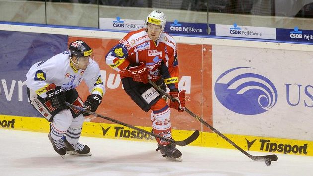 Liberecký útočník Jakub Valský (vlveo) a Ladislav Havlík z Pardubic v utkání 47. kola hokejové Tipsport extraligy. Liberecký útočník Jakub Valský (vlveo) a Ladislav Havlík z Pardubic v utkání 47. kola hokejové Tipsport extraligy.