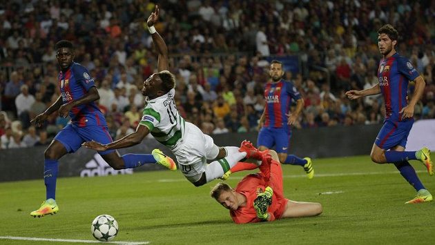 Moussa Dembélé padá po zákroku brankáře Barcelony Marca-Andrého ter Stegena, následnou penaltu však Celtic neproměnil. Moussa Dembélé padá po zákroku brankáře Barcelony Marca-Andrého ter Stegena, následnou penaltu však Celtic neproměnil.