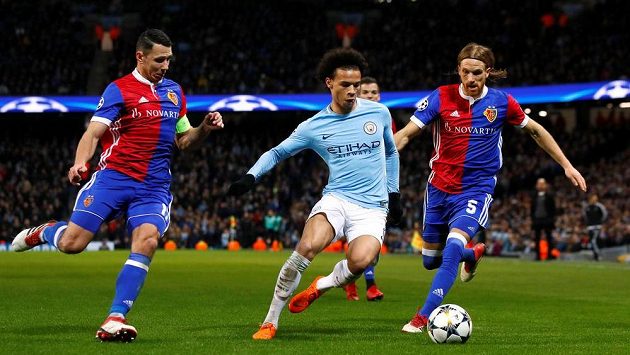 Fotbalista Basileje Marek Suchý (vlevo) při utkání Ligy mistrů. Ve švýcarské nejvyšší soutěži se radoval z gólu, po čtrnácti měsících. Fotbalista Basileje Marek Suchý (vlevo) při utkání Ligy mistrů. Ve švýcarské nejvyšší soutěži se radoval z gólu, po čtrnácti měsících.