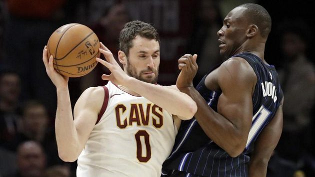 Kevin Love (0) z Clevelandu se snaží projít přes Johathona Simmonse (17) z Orlanda. Kevin Love (0) z Clevelandu se snaží projít přes Johathona Simmonse (17) z Orlanda.
