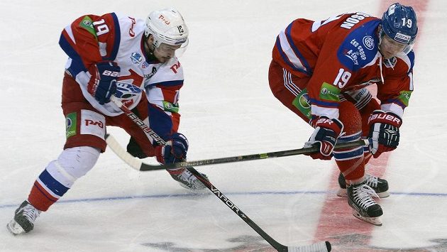 Patrik Zackrisson (vpravo) ze Lva a Mikelis Redlihs z Lokomotivu Jaroslavl v semifinálovém duelu play off KHL. Patrik Zackrisson (vpravo) ze Lva a Mikelis Redlihs z Lokomotivu Jaroslavl v semifinálovém duelu play off KHL.