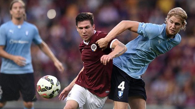 Záložník pražské Sparty Tomáš Přikryl (vlevo) a Filip Helander z Malmö během utkání 3. předkola Ligy mistrů. Záložník pražské Sparty Tomáš Přikryl (vlevo) a Filip Helander z Malmö během utkání 3. předkola Ligy mistrů.