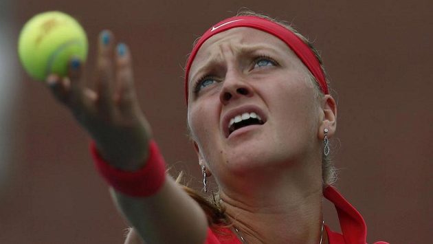 Petra Kvitová servíruje během zápasu s Američankou Riskeovou. Petra Kvitová servíruje během zápasu s Američankou Riskeovou.