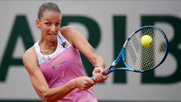Karolína Plíšková při utkání druhého kola French Open s Lucií Šafářovou. Karolína Plíšková při utkání druhého kola French Open s Lucií Šafářovou.