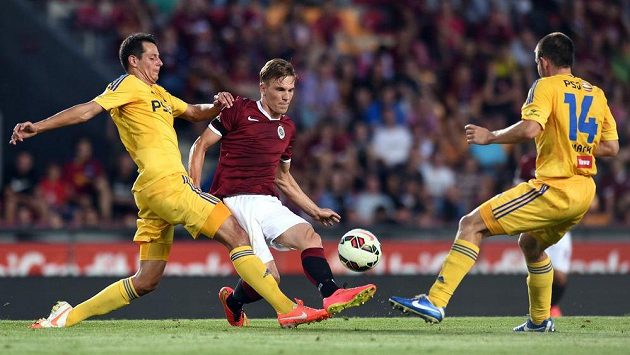 Záložníka Sparty Praha Bořka Dočkala (uprostřed) brání jihlavský Tomáš Kučera. Záložníka Sparty Praha Bořka Dočkala (uprostřed) brání jihlavský Tomáš Kučera.