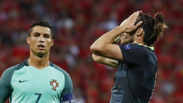Zklamaný Velšan Gareth Bale (vpravo), vlevo Portugalec Cristiano Ronaldo. Zklamaný Velšan Gareth Bale (vpravo), vlevo Portugalec Cristiano Ronaldo.