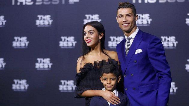 Cristiano Ronaldo při vyhlášení v Curychu, jeho syn a přítelkyně Georgina Rodriguezová. Cristiano Ronaldo při vyhlášení v Curychu, jeho syn a přítelkyně Georgina Rodriguezová.