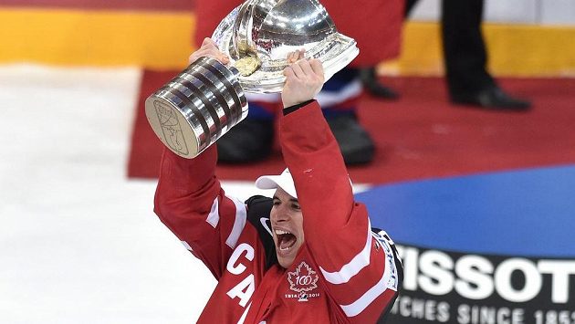 Kapitán hokejistů Kanady Sidney Crosby na archivním snímku s trofejí pro mistry světa. Kapitán hokejistů Kanady Sidney Crosby na archivním snímku s trofejí pro mistry světa.
