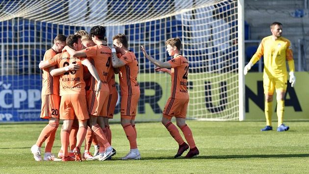 Fotbalisté Mladé Boleslavi se radují z gólu. Fotbalisté Mladé Boleslavi se radují z gólu.