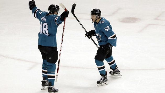 Tomáš Hertl na archivním snímku s Kevinem Labancem (62). Tomáš Hertl na archivním snímku s Kevinem Labancem (62).