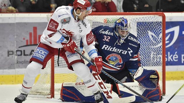 Střelec dvou třineckých gólů Ethan Werek a vítkovický brankář Patrik Bartošák. Střelec dvou třineckých gólů Ethan Werek a vítkovický brankář Patrik Bartošák.