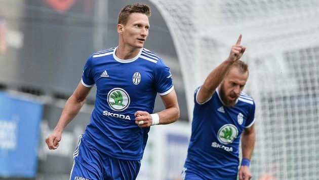 Vlevo Milan Škoda z Boleslavi, autor první branky Mladé Boleslavi. Vpravo se raduje jeho spoluhráč Jiří Skalák. Vlevo Milan Škoda z Boleslavi, autor první branky Mladé Boleslavi. Vpravo se raduje jeho spoluhráč Jiří Skalák.