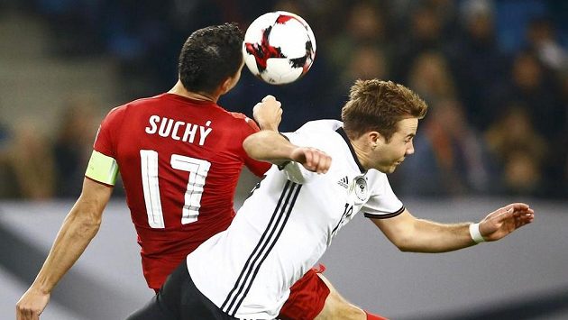 Marek Suchý (vlevo) v souboji s Mariem Götzem. Marek Suchý (vlevo) v souboji s Mariem Götzem.