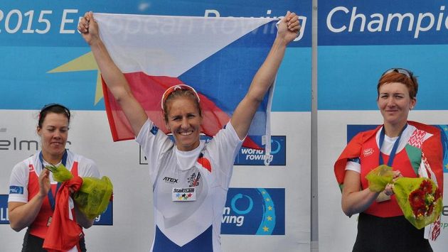 Skifařka Miroslava Knapková při vyhlášení medailistek na evropském šampionátu v Poznani. Skifařka Miroslava Knapková při vyhlášení medailistek na evropském šampionátu v Poznani.