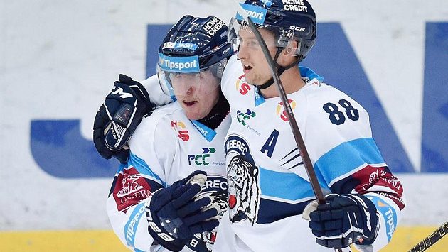 Autor druhého libereckého gólu Marek Kvapil (vlevo) a Michal Bulíř . Autor druhého libereckého gólu Marek Kvapil (vlevo) a Michal Bulíř .