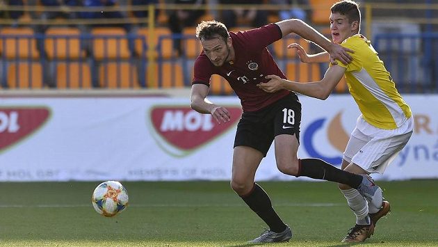 Sparťan Libor Kozák (vlevo) v souboji s Karlem Pojezným z Jihlavy. Sparťan Libor Kozák (vlevo) v souboji s Karlem Pojezným z Jihlavy.