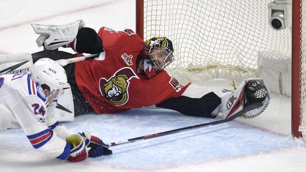 Craig Anderson ohromil diváky parádním zákrokem při šanci Jimmyho Veseyho. Opakovaný záznam však ukázal, že gólman Ottawy chytil kotouč za brankovou čárou, takže Vesey se nakonec přece jen mohl radovat z gólu na 4:3. Craig Anderson ohromil diváky parádním zákrokem při šanci Jimmyho Veseyho. Opakovaný záznam však ukázal, že gólman Ottawy chytil kotouč za brankovou čárou, takže Vesey se nakonec přece jen mohl radovat z gólu na 4:3.