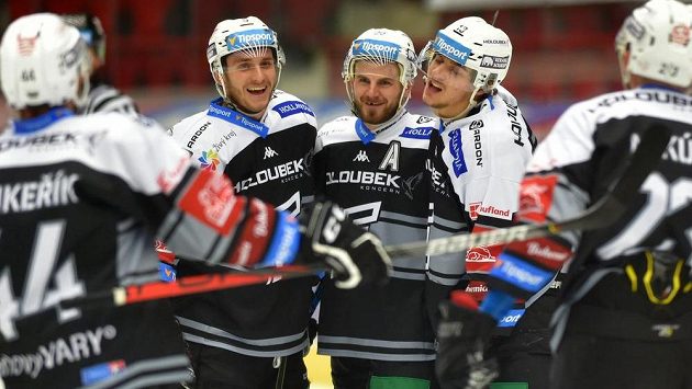 Jakub Lauko z Karlových Varů (vzadu vpravo) slaví se spoluhráči gól. Jakub Lauko z Karlových Varů (vzadu vpravo) slaví se spoluhráči gól.