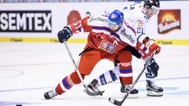 Český útočník Roman Horák a Toni Rajala z Finska během utkání loňského turnaje Carlson Hockey Games. Český útočník Roman Horák a Toni Rajala z Finska během utkání loňského turnaje Carlson Hockey Games.