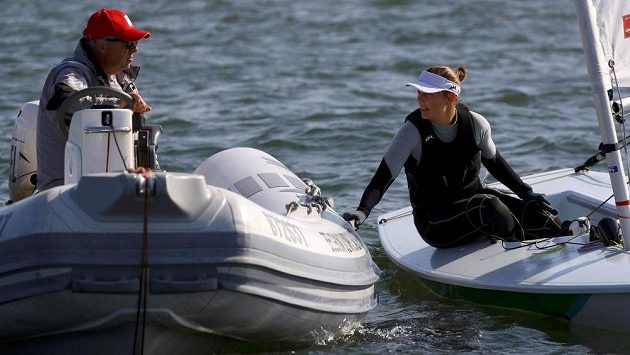 Belgická jachtařka Evi Van Ackerová (vpravo) v zátoce Guanabara. Belgická jachtařka Evi Van Ackerová (vpravo) v zátoce Guanabara.
