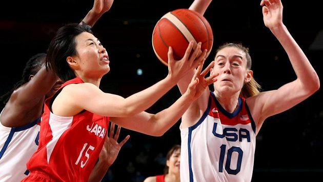 Japonka Nako Motohašiová střílí na koš v olympijském finále basketbalistek, brání ji Breanna Stewartová z USA. Japonka Nako Motohašiová střílí na koš v olympijském finále basketbalistek, brání ji Breanna Stewartová z USA.