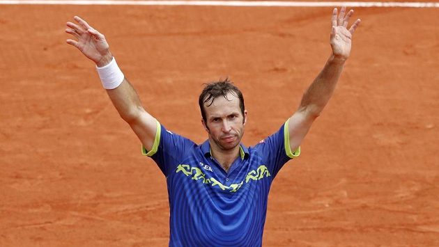 Radek Štěpánek zdraví publikum po porážce s Andym Murraym. Radek Štěpánek zdraví publikum po porážce s Andym Murraym.
