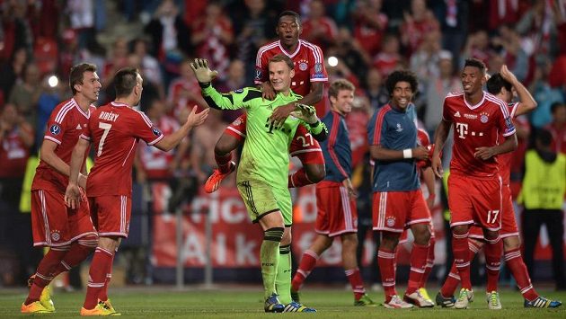 David Alaba (uprostřed za brankářem Manuelem Neuerem) na archivním snímku po výhře v Superpoháru s Chelsea v Praze. David Alaba (uprostřed za brankářem Manuelem Neuerem) na archivním snímku po výhře v Superpoháru s Chelsea v Praze.