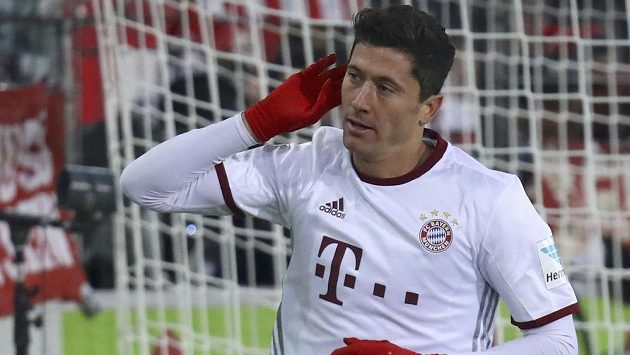 Střelec Bayernu Robert Lewandowski si vychutnává ovace diváků. Střelec Bayernu Robert Lewandowski si vychutnává ovace diváků.