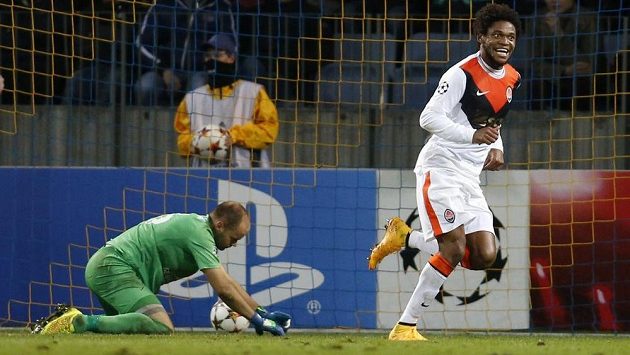Luiz Adriano (vpravo) se raduje ze svého pátého vstřeleného gólu v utkání na půdě BATE Borisov v Minsku. Luiz Adriano (vpravo) se raduje ze svého pátého vstřeleného gólu v utkání na půdě BATE Borisov v Minsku.