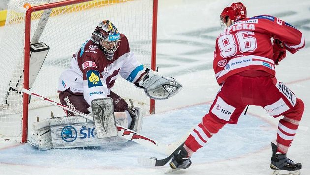 Brankář Sparty Tomáš Pöpperle při zákroku proti třineckému útočníkovi Marku Růžičkovi. Brankář Sparty Tomáš Pöpperle při zákroku proti třineckému útočníkovi Marku Růžičkovi.