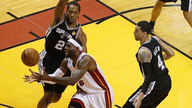 Kawhi Leonard (2) a jeho spoluhráč ze San Antonia Danny Green (4) v souboji s LeBronem Jamesem (6) z Miami ve třetím finále NBA. Kawhi Leonard (2) a jeho spoluhráč ze San Antonia Danny Green (4) v souboji s LeBronem Jamesem (6) z Miami ve třetím finále NBA.