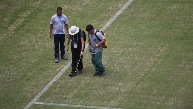 Trávník na stadiónu Arena Amazonia v Manausu byl ještě den před výkopem zápasu Anglie - Itálie v hrozném stavu. Pořadatelé dělali proto všechno možné, aby jeho kvalitu vylepšili. Trávník na stadiónu Arena Amazonia v Manausu byl ještě den před výkopem zápasu Anglie - Itálie v hrozném stavu. Pořadatelé dělali proto všechno možné, aby jeho kvalitu vylepšili.