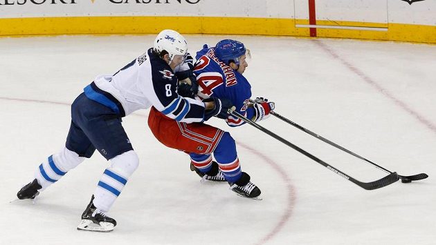 Obránce Winnipegu Jacob Trouba se snaží zastavit útočníka New Yorku Rangers Ryana Callahana. Obránce Winnipegu Jacob Trouba se snaží zastavit útočníka New Yorku Rangers Ryana Callahana.
