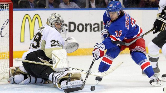 Útočník New Yorku Rangers Mats Zuccarello (vpravo) se snaží překonat brankáře Pittsburghu Fleuryho. Útočník New Yorku Rangers Mats Zuccarello (vpravo) se snaží překonat brankáře Pittsburghu Fleuryho.